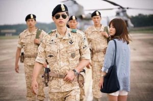 20151113-014652-song-joong-ki-and-song-hye-kyo-in-descendants-of-the-sun-600x398-anh-1
